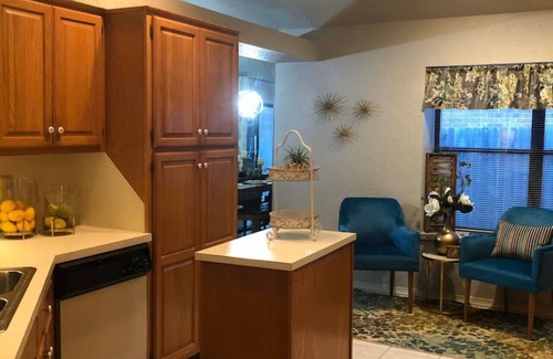 Edmond House | Thoughtfully designed- Sleeps8 Great location