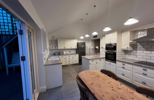Christchurch House | Three Bed House- Private outdoor hot tub. Close to new forest and beach.