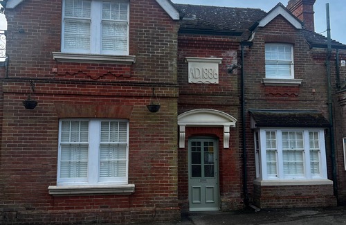 Christchurch House | Three Bed House- Private outdoor hot tub. Close to new forest and beach.