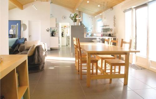 Saint-Michel-en-l'Herm House | Three-Bedroom Holiday Home In St Michel En L'herm