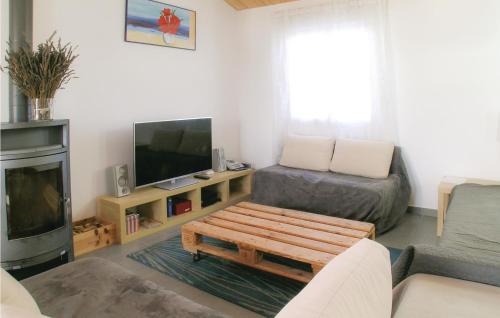 Saint-Michel-en-l'Herm House | Three-Bedroom Holiday Home In St Michel En L'herm