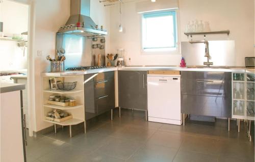 Saint-Michel-en-l'Herm House | Three-Bedroom Holiday Home In St Michel En L'herm
