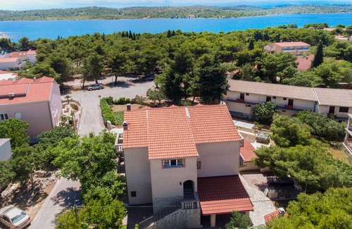 Pirovac Apartment | Three bedroom apartment with terrace Pirovac, Šibenik (A-6280-c)