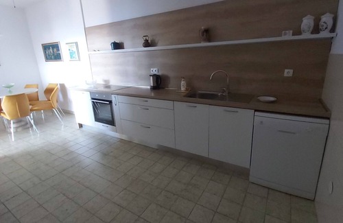 Stanici Apartment | Three bedroom apartment near beach Stanići, Omiš (A-1031-b)