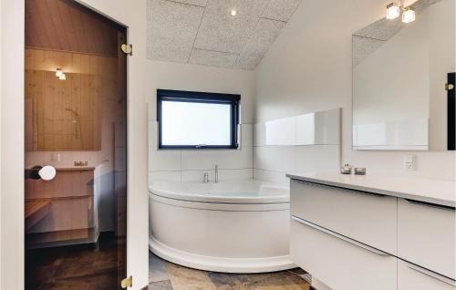 Henne Strand House | Three-Bedroom Holiday Home In Henne