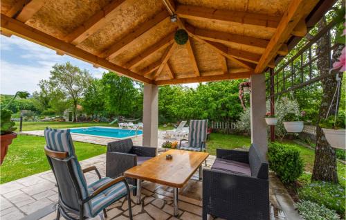Neoric House | Three-Bedroom Holiday Home In Neoric