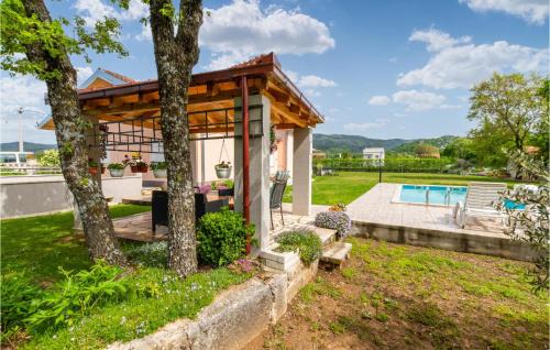 Neoric House | Three-Bedroom Holiday Home In Neoric