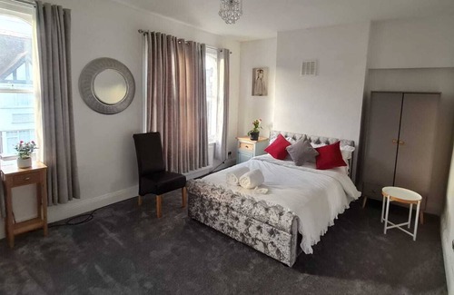 Ladywell House | Three bedroom house- self contained