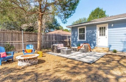 Meadowbrook House | Three bedroom house minutes from Ft. Worth and Arlington