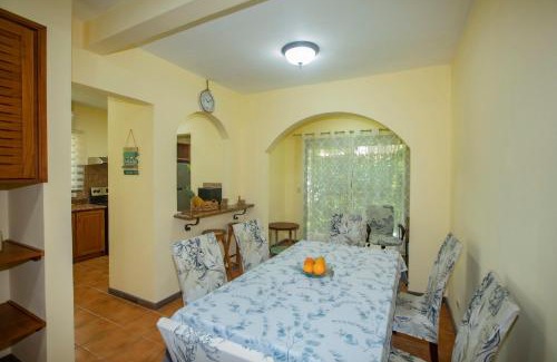 Coco House | Three Bedroom Sunny Townhome