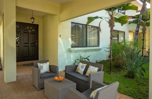 Coco House | Three Bedroom Sunny Townhome