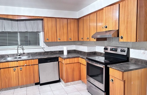 Humber Summit House | three bedroom whole unit in main floor, free parking