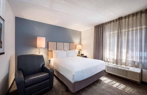 Schiller Park Hotel | THREE Convenient 1BR Suites with Kitchens, Pets Are Welcome, Airport Shuttle!