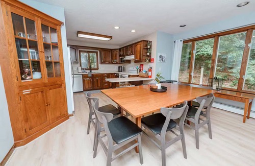 Birch Hill House | Three Cubs Cabin - hot tub, arcade room & minutes from downtown!