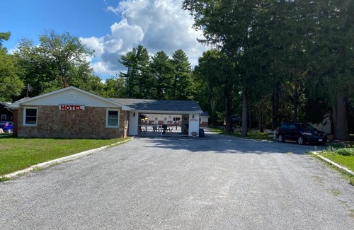 Bobcaygeon Hotel | Three Island Motel