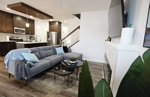 Southwest Edmonton House | Three King Beds|Central A/C|Fireplace|Park|Disney+