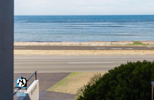 Encounter Bay House | Three Level Esplanade Magic with Stunning Views