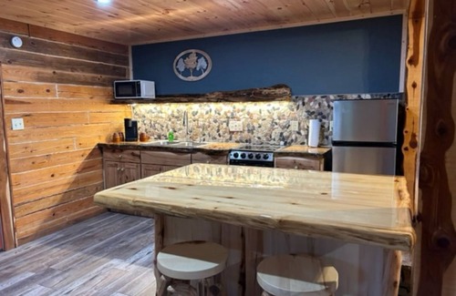 Jasper Cabin | Three Oaks Cabin - A Log Cabin Just 3 Miles East of Jasper on Hwy 74E