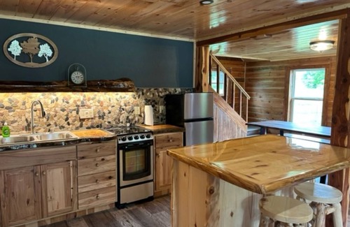 Jasper Cabin | Three Oaks Cabin - A Log Cabin Just 3 Miles East of Jasper on Hwy 74E