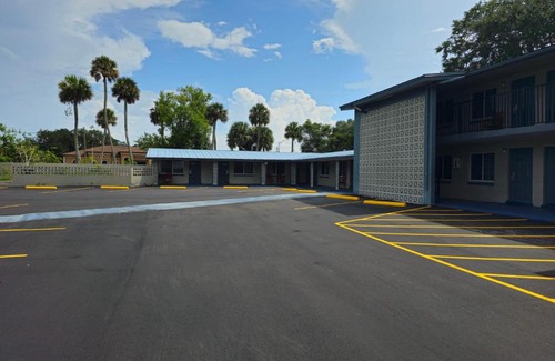 Titusville Hotel | Three Oaks Motel - Titusville