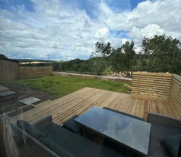 Hoylandswaine House | Threshing Barn- Modern 5 Bed, 10 person, Barn Conversion in a Rural Location with Great Access