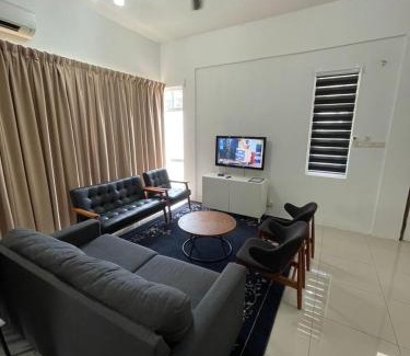 Malacca City House | Tiarapuri Homestay Tiara Golf Country Club,Ayer Keroh Melaka