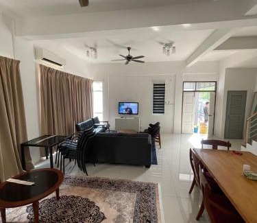 Malacca City House | Tiarapuri Homestay Tiara Golf Country Club,Ayer Keroh Melaka