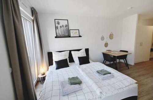 Metzingen Apartment | TiCasa PALMS Zentral-Outlet-SmartTV-Aufzug-Stylisch-Unique