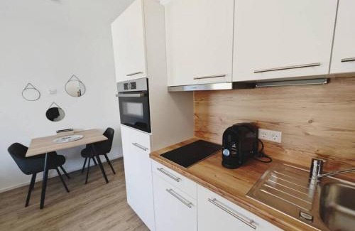 Metzingen Apartment | TiCasa PALMS Zentral-Outlet-SmartTV-Aufzug-Stylisch-Unique