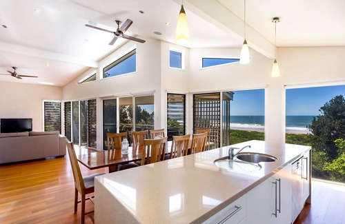 Diamond Beach House | Tidemark backs on to the beautiful Diamond Beach, Ocean views at their finest