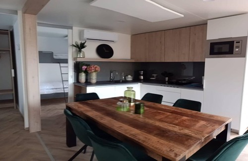 Houthem Ski Chalet | Tidy chalet with dishwasher, 9 km from Maastricht