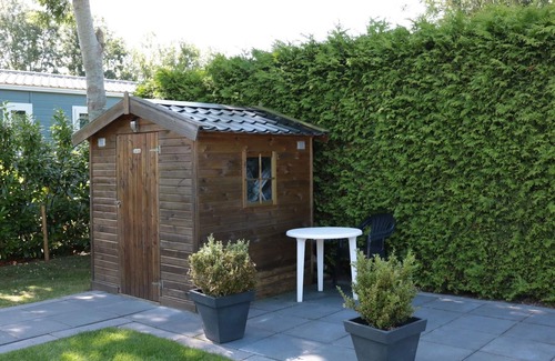 Tzummarum Ski Chalet | Tidy chalet with a microwave, near the Wadden Sea