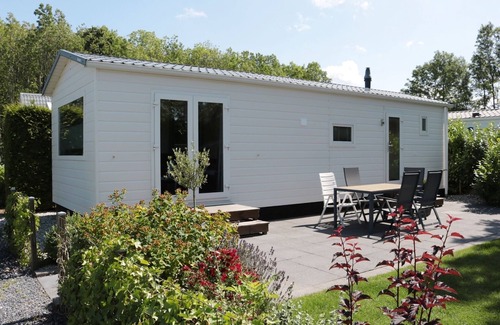 Tzummarum Ski Chalet | Tidy chalet with a microwave, near the Wadden Sea