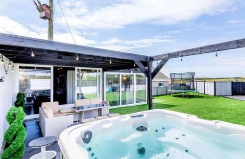 Peterhead House | Tigh Na Mhor , Hot Tub , Games Room , 5 Bedroom ,Sleeps 13 , Large Villa