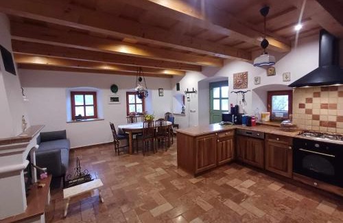 Monoszlo House | Tik hegyi ház