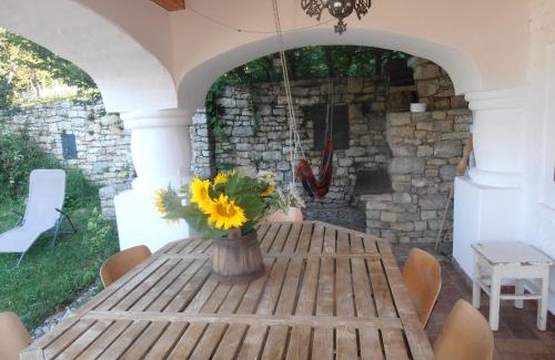 Monoszlo House | Tik hegyi ház