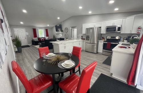 Largo House | TIKI BAR+SAUNA+HEATED POOL+HOT TUB! 7 MILES TO THE BEACH 3BD 2BA 2 KING BEDS!