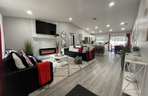 Largo House | TIKI BAR+SAUNA+HEATED POOL+HOT TUB! 7 MILES TO THE BEACH 3BD 2BA 2 KING BEDS!