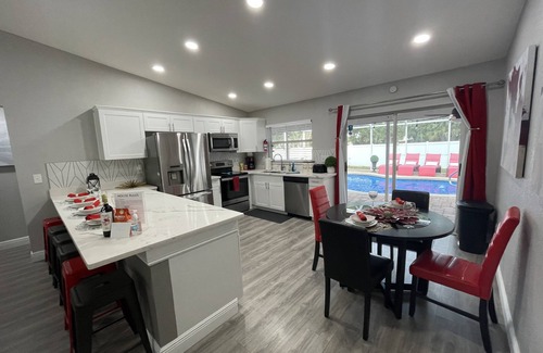 Largo House | TIKI BAR+SAUNA+HEATED POOL+HOT TUB! 7 MILES TO THE BEACH 3BD 2BA 2 KING BEDS!