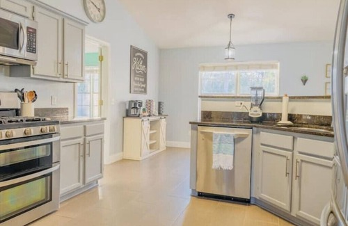 Emerald Shores House | Tiki Hut & Pool House - 7 Miles from Private Beachn