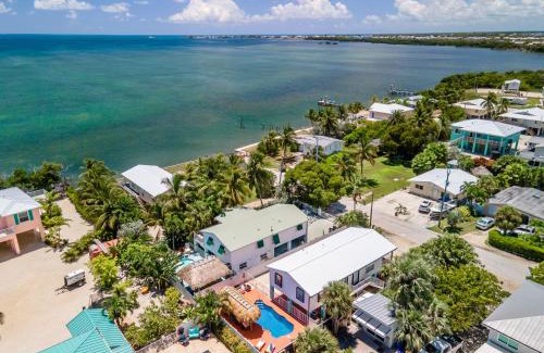 Marathon House | Tiki Time! Pool-tiki Hut-kayaks-grill-ocean View!