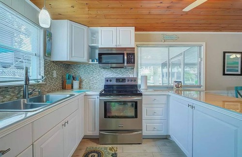 Weeki Wachee Gardens House | Tiki Tropical Retreat - directly on the clear Weeki Wachee River (not a canal)
