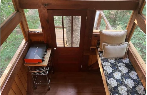Juliette Cabin | Timber-frame treehouse along the Ocmulgee River; short drive from I-75
