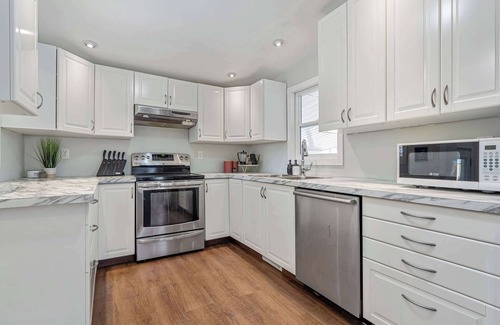 Drumheller House | Timber Valley | Centrally Located | Hot Tub & BBQ!