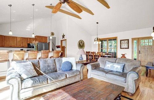 Granby House | Timberland Villa|Magical Views|On Site Trails