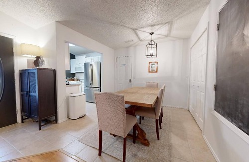 Fayetteville House | Timberline Cottage - NO checkout chores! 2 minutes to I-49, 8 minutes from UofA.