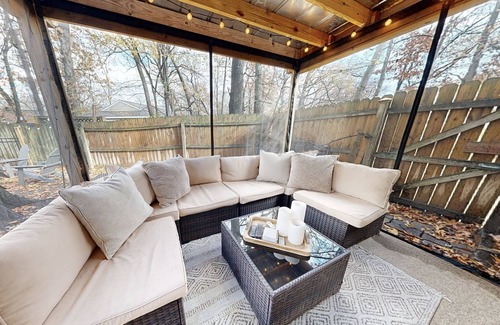 Fayetteville House | Timberline Cottage - NO checkout chores! 2 minutes to I-49, 8 minutes from UofA.