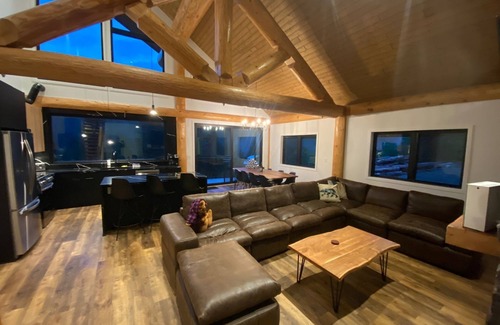 Hemlock Valley Cabin | Timberwolf A- New Luxury Lodge *HOT TUB* GAMES ROOM*
