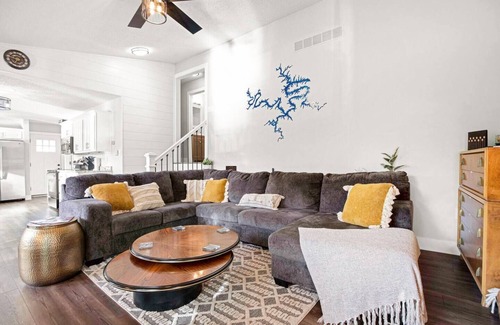 Rocky Mount House | TIME WELL SPENT! Luxury Lake House w Dock & HotTub
