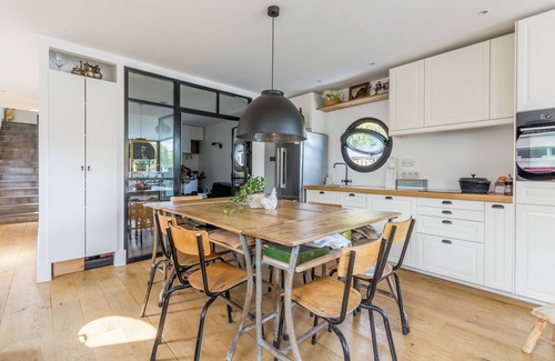 Saint-Cloud Boat Rental | Timeless barge in Paris sauna-hammam jacuzzi